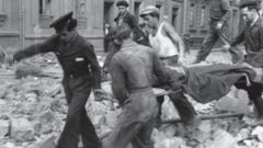 Rescate de heridos, tras un bombardeo, entre las calles Capua y Vald�s