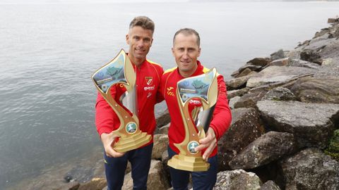 Toni Otero (izquierda) y Elas Villar (derecha) posando con su trofeo de campeones del mundo de pesca submarina