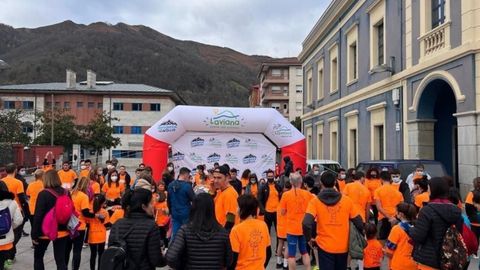 Participantes en Laviana en la carrera Galb�n contra el c�ncer infantil