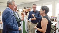 El conselleiro con Tania Garc�a, durante su �ltima visita a Vilagarc�a.