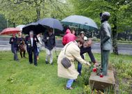 Paco Reyes y otros militantes socialistas depositaron rosas en la estatua de Pablo Iglesias. 