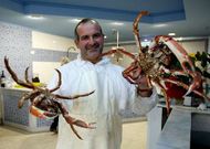 Jos� Luis Chaves, con dous centolos que ir�n a parar, seguro, nalg�n prato de Noiteboa.