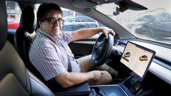 Manuel Quindimil estren el primer taxi Tesla de A Corua en el 2022. 