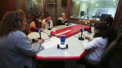 Francisco Bellas visit� esta semana Radio Voz y mostr� el Robobo (en primer t�rmino) a los alumnos del colegio de A Laxe (Val�n)