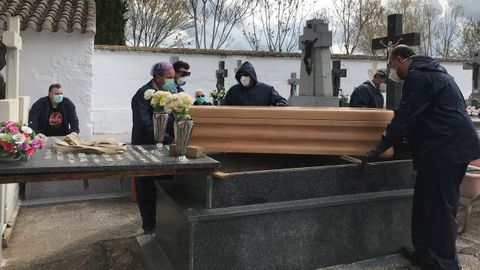 Operarios proceden a enterrar un fretro en un cementerio de Ciudad Real