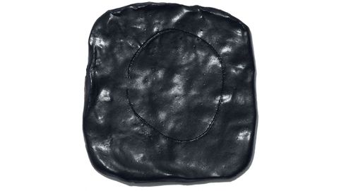 Axel Vervoordt x Zara. Plato Cerámico Vervoordt moldeó y horneó a mano cada uno de los 50 platos únicos de esta colección. Cada pieza cuadrada representa la tierra; el círculo en el centro, el cosmos. Juntos, el barro, la forma y el esmalte hecho con cenizas recolectadas localmente simbolizan la conexión espiritual entre lo humano y lo universal.