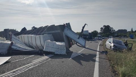 Imagen del accidente entre dos vehículos articulados este martes en la A-8, sentido Cantabria