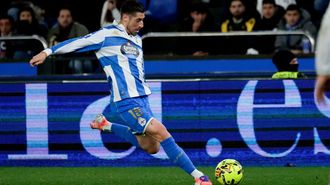 Sergio Escudero golpeando el bal�n durante el encuentro ante el Racing de Santander