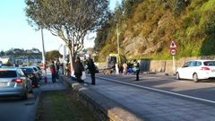 Sanitarios y fuerzas de seguridad, en el lugar de un accidente que atrajo a numerosos curiosos