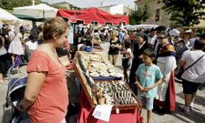 Animaci�n en el mercado tradicional que ayer por la ma�ana serv�a de anticipo a la Queimada. 