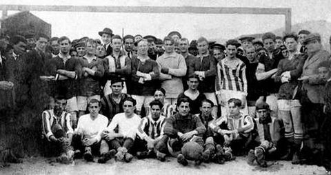 <span lang= es-es >Los duelos primigenios</span>. La imagen corresponde  al enfrentamiento que disputaron una seleccin gallega contra los ingleses en Vilagarca en 1922.