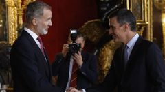 Saludo entre el rey y Pedro S�nchez