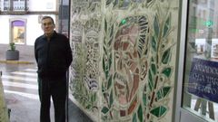 En imagen de archivo, el comerciante Modesto Novo Guerreiro ante la vidriera de Neira Brochs que don� al Concello de Viveiro hace una d�cada