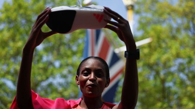 La plusmarquista mundial Tigst Assefa posa con una de sus zapatillas tras el marat&oacute;n.