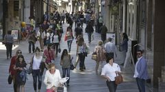 Gente paseando por la calle Real 