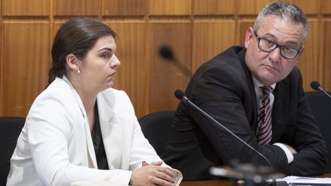 El abogado defensor (d) de la joven a la que se juzga desde este lunes en la Audiencia Provincial de Murcia acusada de asesinar al beb� que acababa de alumbrar en el domicilio familiar (i), en Yecla, Murcia, en una imagen de archivo