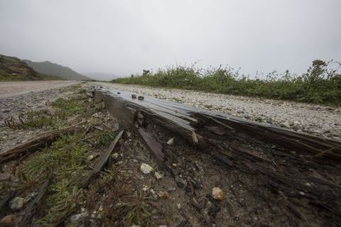 Reira. La separacin de la zona para coches y para peatones es inexistente y el firme est en mal estado en varios puntos