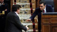 El diputado de Teruel Existe, Tom�s Guitarte, saluda al presidente del Gobierno durante el pleno de investidura
