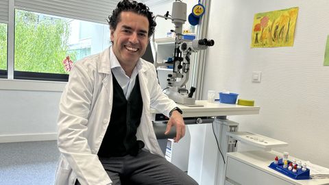 Abalo trabaja en el servicio del Oftalmolox�a del �rea sanitaria de Santiago y Barbanza y pasa todos los veranos en Muros