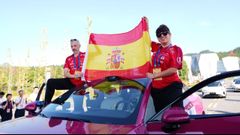 Cubi y Shirley, con una bandera de Espa�a en el Eco Rali de China.
