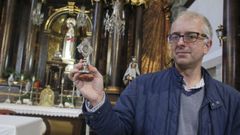 Alfredo Mart�n, m�ximo responsable de la Orden Tercera en Ferrol, sostiene la reliquia del h�bito de San Francisco.