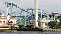 Muere una persona al descarrilar una monta�a rusa en un parque de atracciones de Estocolmo