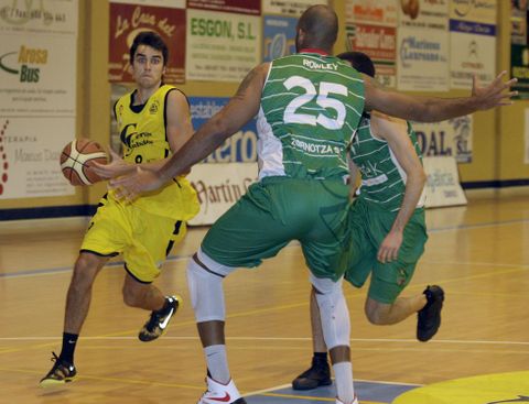 Una jugada del encuentro de la pasada campa�a entre el Xuven y el Zornotza en O Pombal. 