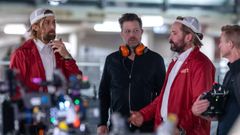 El realizador David Leitch, en el centro de la imagen, entre Ryan Gosling (izquierda) y su doble, Logan Holladay, durante el rodaje del filme �El especialista�.
