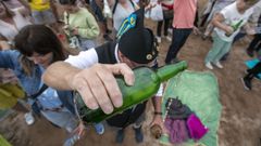 Escanciado simultáneo de sidra en la playa de Poniente de Gijón, en 2022