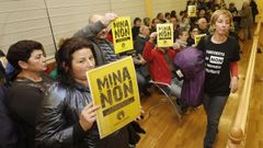 Vecinos protestando contra la mina de Corcoesto, durante un pleno en Carballo, en el 2013.