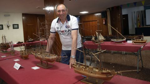 Manuel Paz nos enseña sus maquetas de barcos que tiene expuestas en el liceo marítimo