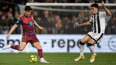 Riki dando un pase ante la presi�n de �lex Calatrava durante el Castell�n-Deportivo