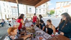 El proyecto �Contigo no Cami�o, non todo � cami�ar� hizo parada en Palas de Rei. En el municipio, los vecinos hablaron con los peregrinos sobre su infancia y las tradiciones compartieron una jornada en la que no falt� la m�sica.
