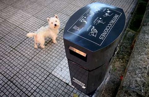 Lal�n cuenta con alg�n dispensario de bolsas para heces de perros, cuyo uso es solo voluntario.