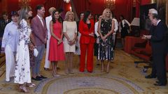 La reina Letizia (c), la mujer del presidente del Gobierno, Bego�a G�mez (2i), la primera dama francesa, Brigitte Macron (c-d), la primera dama de Montenegro, Lidija Kuc Dukanovic (d) y el marido del primer ministro de Luxemburgo, Gauthier Destenay (3i) durante su visita al Teatro Real de Madrid