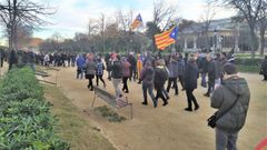 Varias decenas de manifestantes saltaron la valla del parque de la Ciudadela para manifestarse frente al Parlamento de Catalu�a en apoyo a Torra