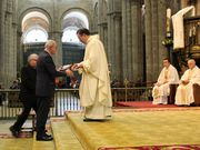 Barros y G�mez entregan un recuerdo al oficiante.