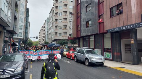 Manifestantes del metal saludan a los compañeros negociadores, en el Hotel Francisco II de Ourense
