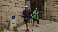 Un peregrino, pasando este martes por la Porta de San Pedro, en el tramo del Camino Primitivo en Lugo