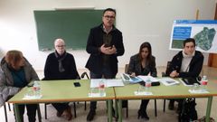 El conselleiro (de pie, en el centro) explic� en Moncelos detalles de la concentraci�n parcelaria.