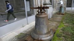 La compleja retirada de las campanas de la Facultade de Historia de la USC