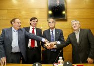 Jos� Garc�a Costas (segundo por la derecha), haciendo pi�a ayer con sus tres vicepresidentes. 