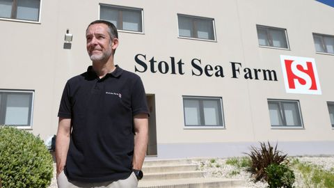 Jordi Trias, presidente de Stolt Sea Farm, delante de las oficinas de la planta de Lira