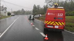 Accidente en la AC-862, en Loiba (Ortigueira), con un coche volcado en el carril lento del sentido contrario al que circulaba, el viernes pasado