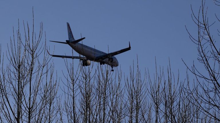 Imagen de archivo de un avi&oacute;n llegando al aeropuerto de Alvedro