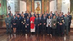 Foto de familia del patr�n de la Polic�a Portuaria en la iglesia del Socorro, con las autoridades asistentes.