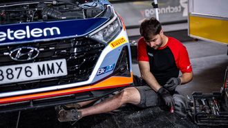 Manuel Casal preparando un coche durante un rali
