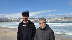 �scar Vales e Iv�n Ferreiro, antes de la jornada de limpieza en la playa del Orz�n.