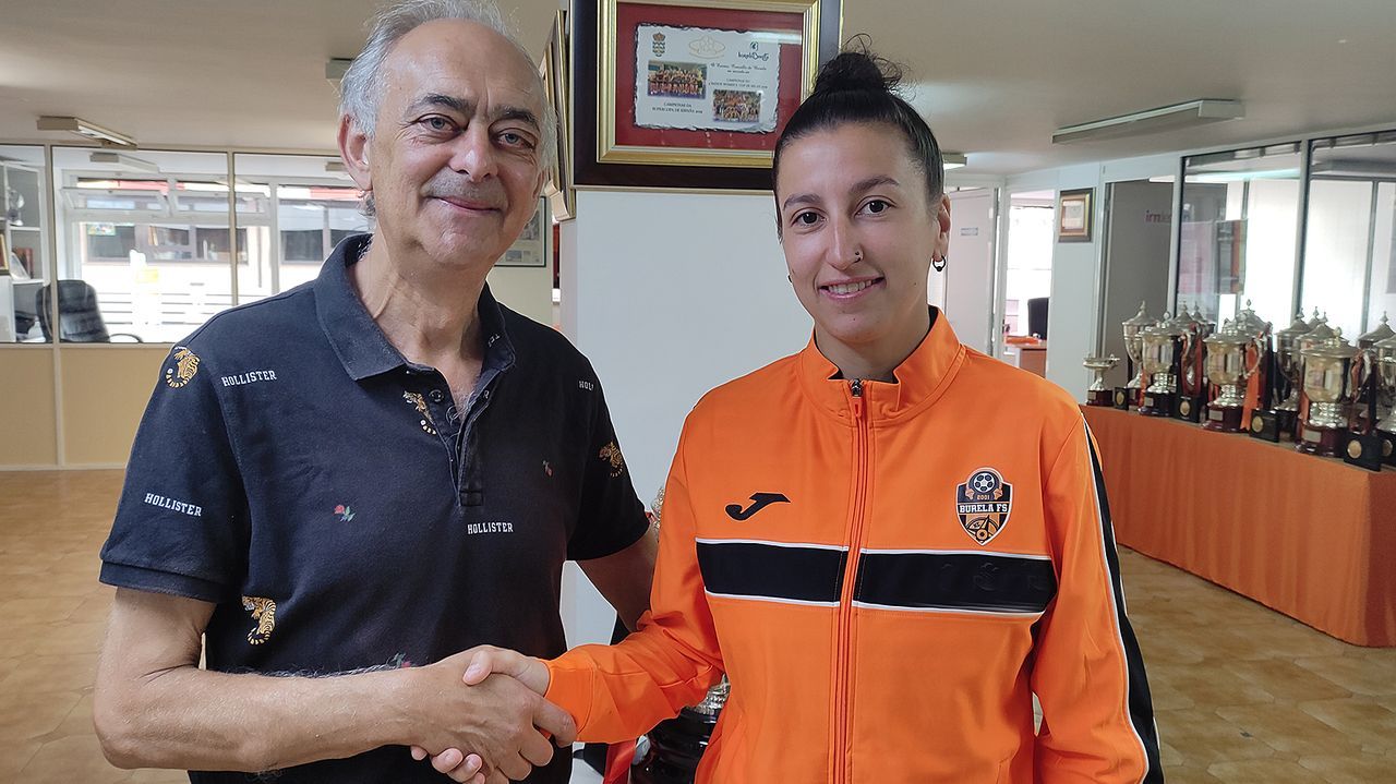 Silvia Rubal descubre el método del nuevo Burela fs: «Loitar cada balón»
