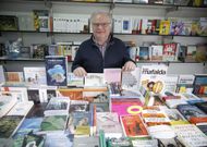<span lang= gl >Pedreira, satisfeito polo arranque da feira, destaca a venda de libros infant�s e xuven�s.</span> 